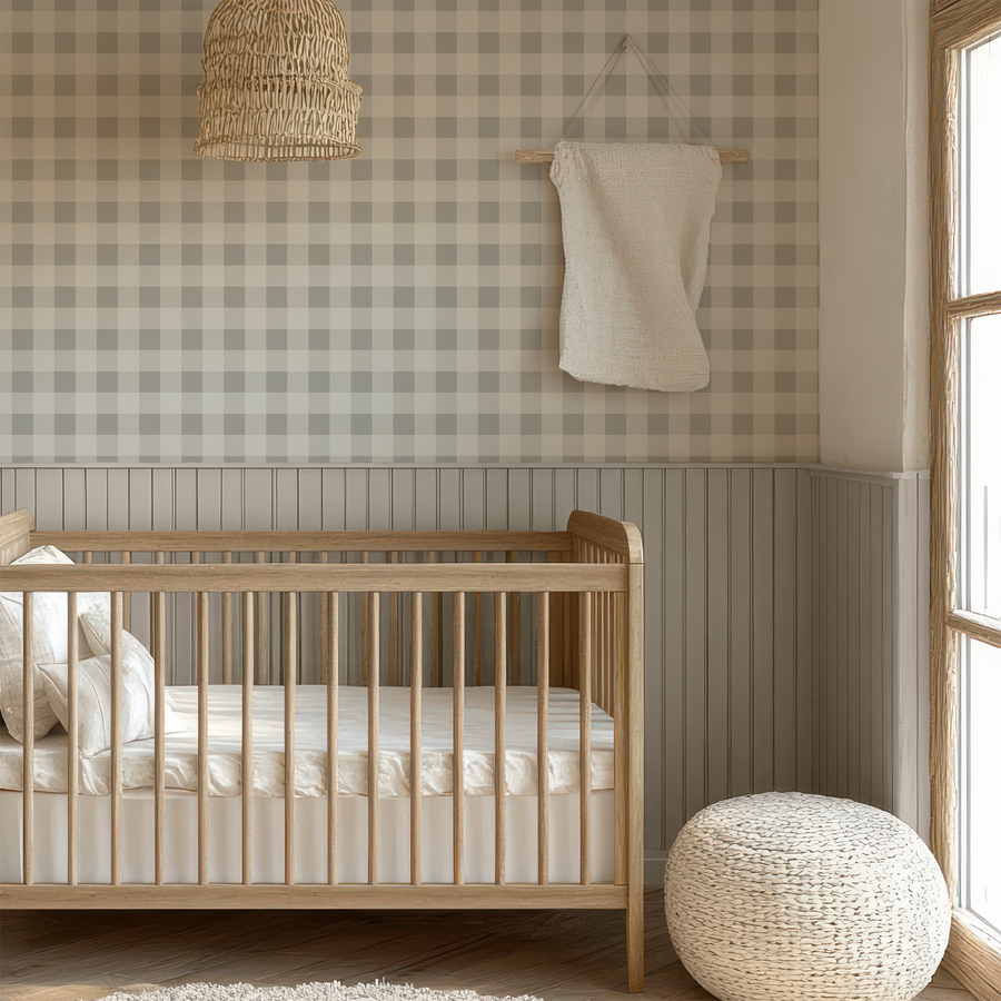 Ett babyrum med ljusa möbler och tapeten Fallon, en rutig tapet i klassiskt gingham i beige och krämvitt med en subtil effekt av vävt tyg.