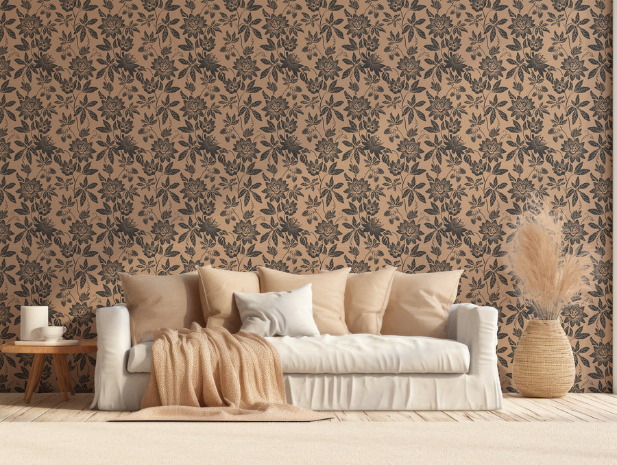 Tapeten Cecilia i vardagsrum med soffa i neutrala krämvita och beige toner och fjädrar bredvid soffan