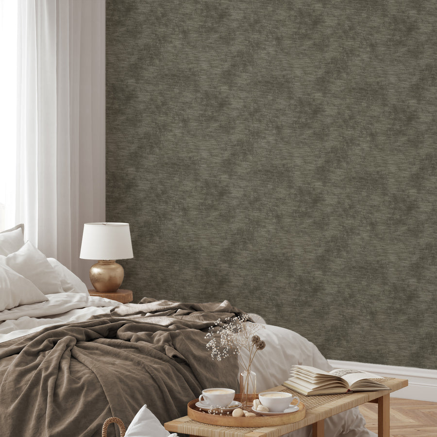 Ett sovrum med mjuka textilier och tapeten Chiffon, en dämpat grön tapet med tygeffekt, mjukt strukturerad yta och naturligt vävt utseende.