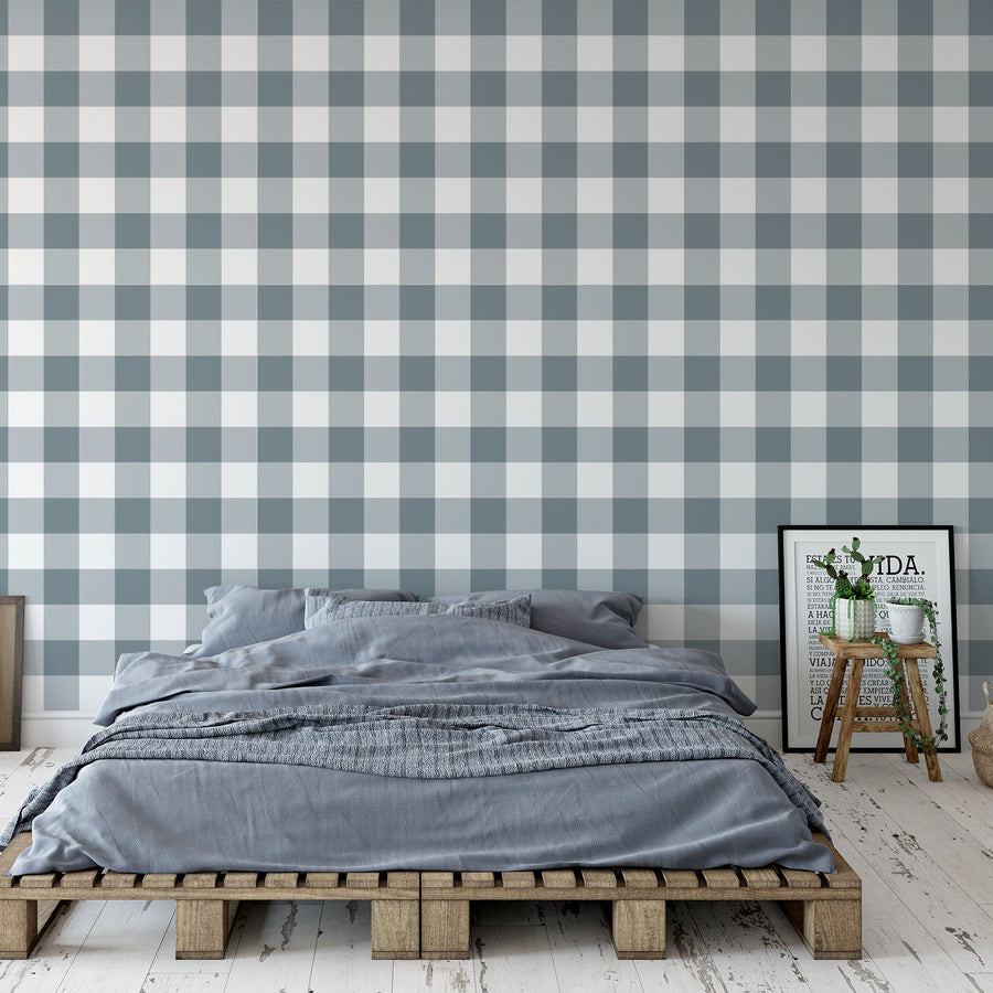 Ett sovrum i urban stil med tapeten 'Faye', en grå gingham-tapet med klassiskt rutmönster i ljust skiffergrå rutor mot en vit bakgrund i en upprepande design.