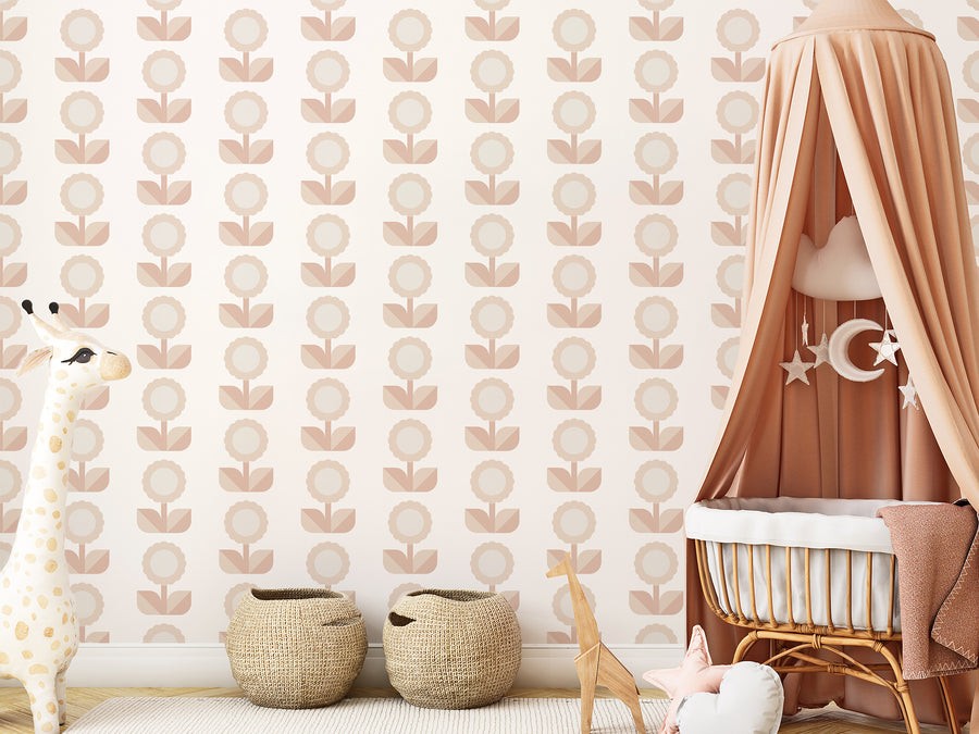 Tapeten Hulda vid en spjälsäng klädd i beige tyg med en leksaksgiraff
