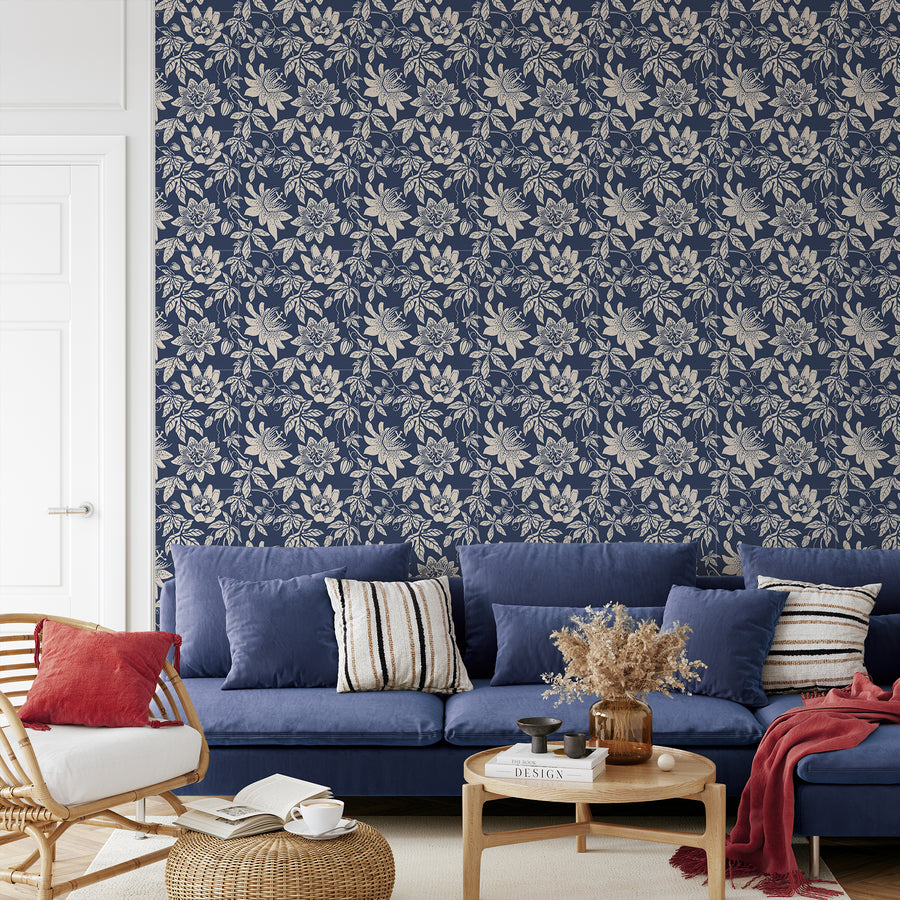 Tapeten Sadie med blå soffa, röd kudde och filt
