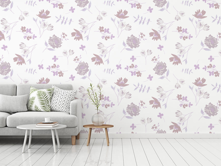 Fleur – rosa och lila blommig tapet med grå soffa och växt