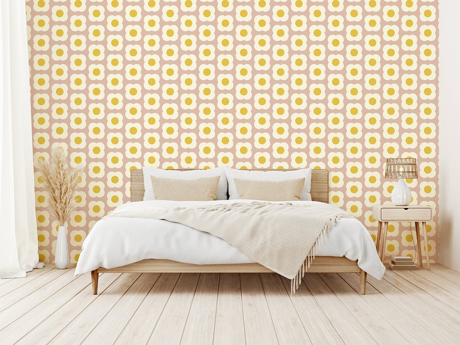 Oakleigh – beige säng med beige växter och lampskärm