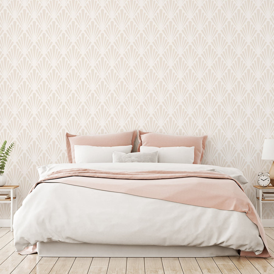 Ett sovrum med tapeten Virginia, en snövit geometrisk blomtapet med vintageinspirerade bladmotiv i mjukt rosa.