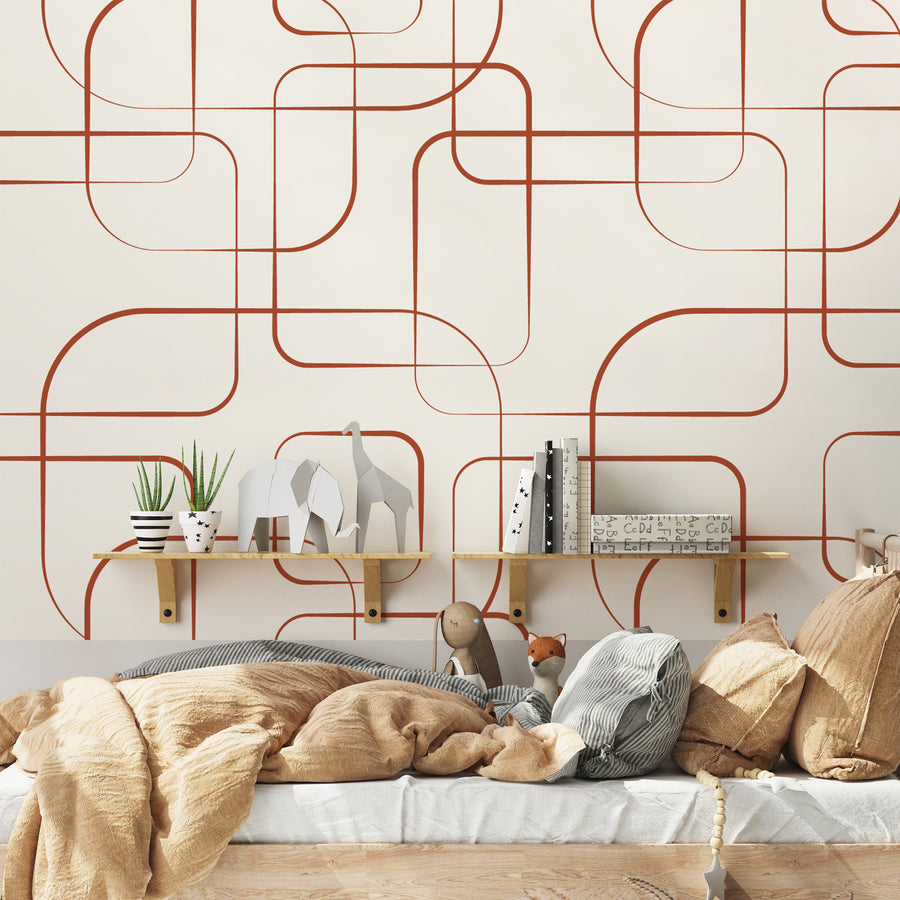 Ett barnrum med tapeten Wistera, med tunna röda geometriska linjer som bildar överlappande kvadrater och rektanglar mot en mjuk beige bakgrund.